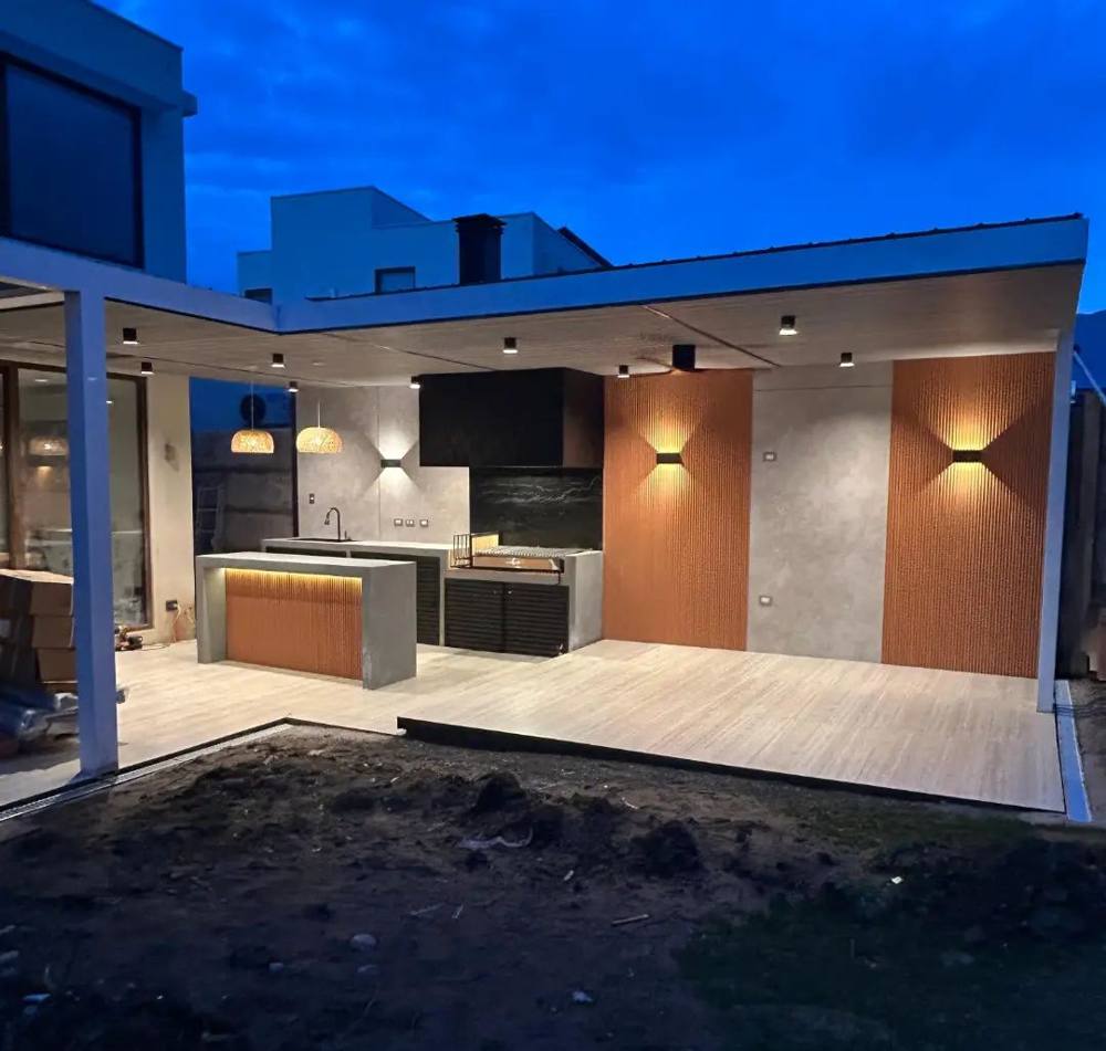 Terraza y quincho iluminados · Colina
